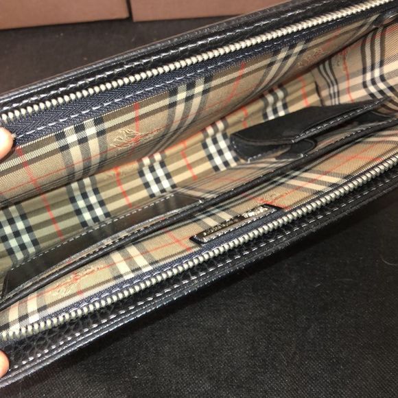 BURBERRYS Black Tumbled Leather Clutch Wristlet With Nova Check Plaid Lining - Picture 5 of 17